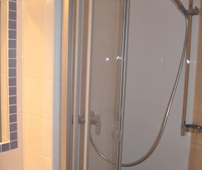 스탠다드 싱글 룸, Svornost