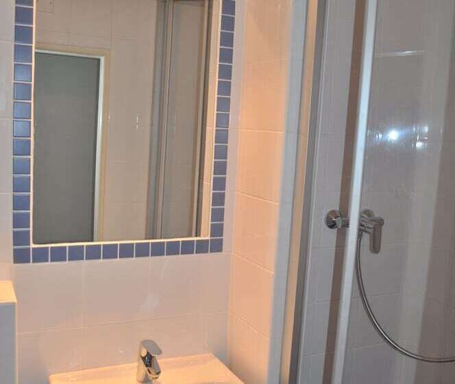 스탠다드 싱글 룸, Svornost