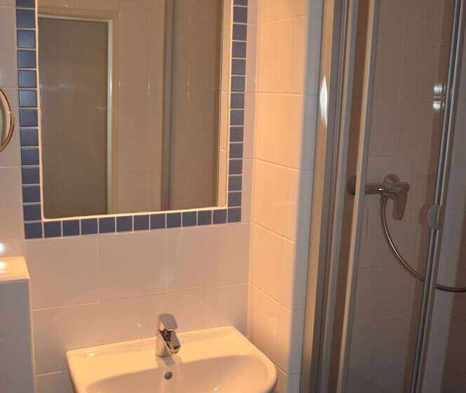 스탠다드 트리플 룸, Svornost