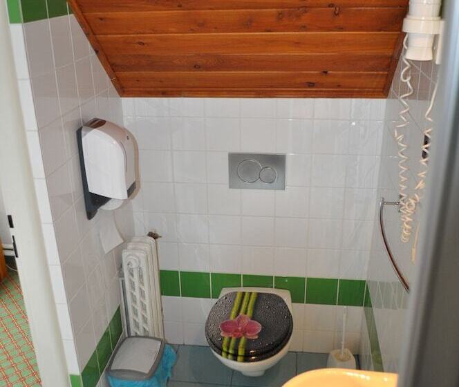 스탠다드 트리플 룸, Svornost