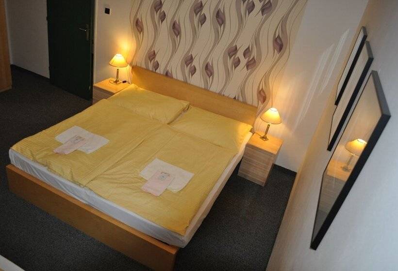 스탠다드 트리플 룸, Svornost