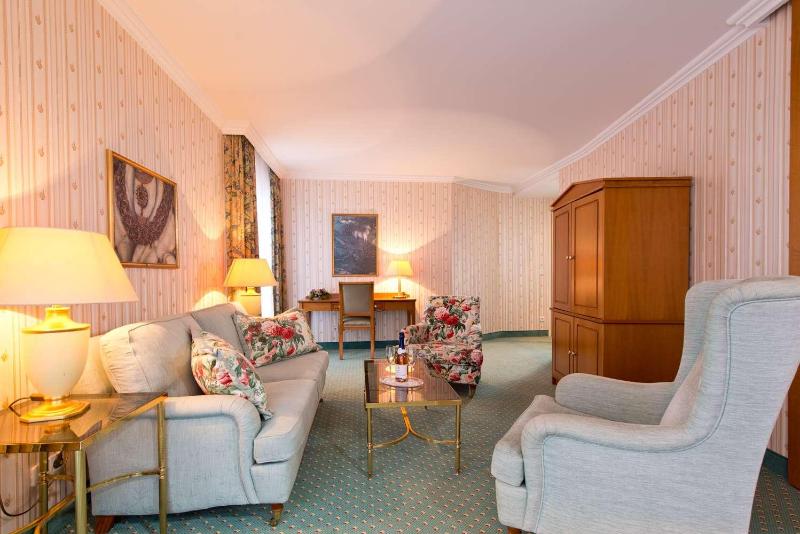 جناح جونيور, Am Schlosspark