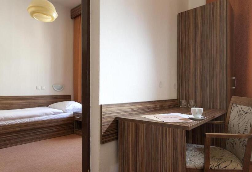 Четырехместный Номер Стандарт, B&b Hotel Praha