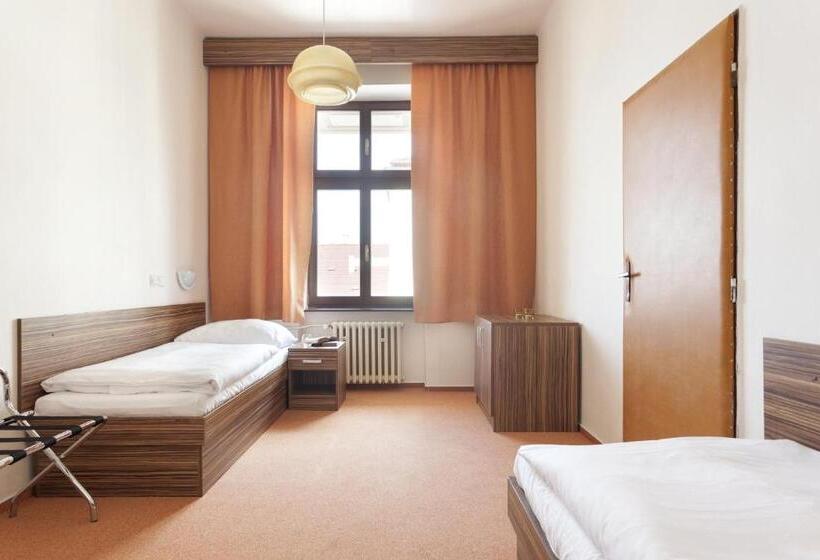 Четырехместный Номер Стандарт, B&b Hotel Praha