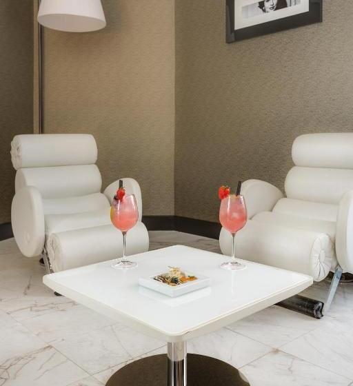 اتاق لوکس با تخت بزرگ, Grand Hotel Palace Rome
