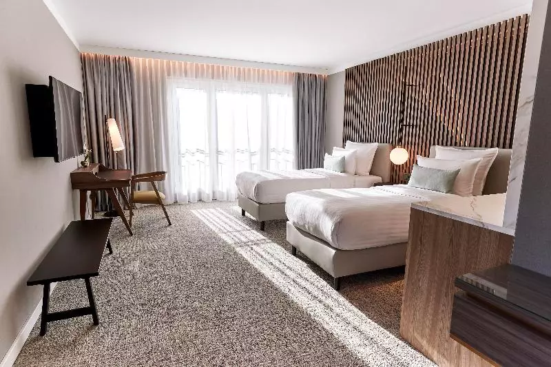 Deluxe-huone, Steigenberger Hotel Hamburg