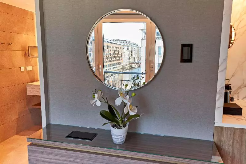 Deluxe-huone, Steigenberger Hotel Hamburg