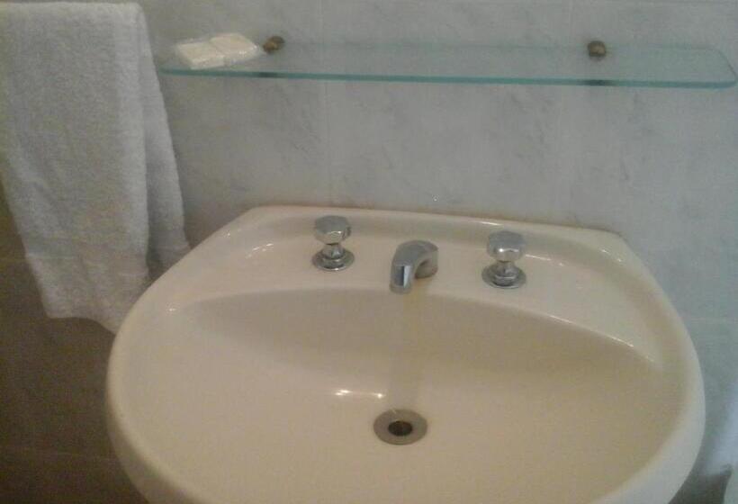 חדר סטנדרט לשלושה, Ariosto