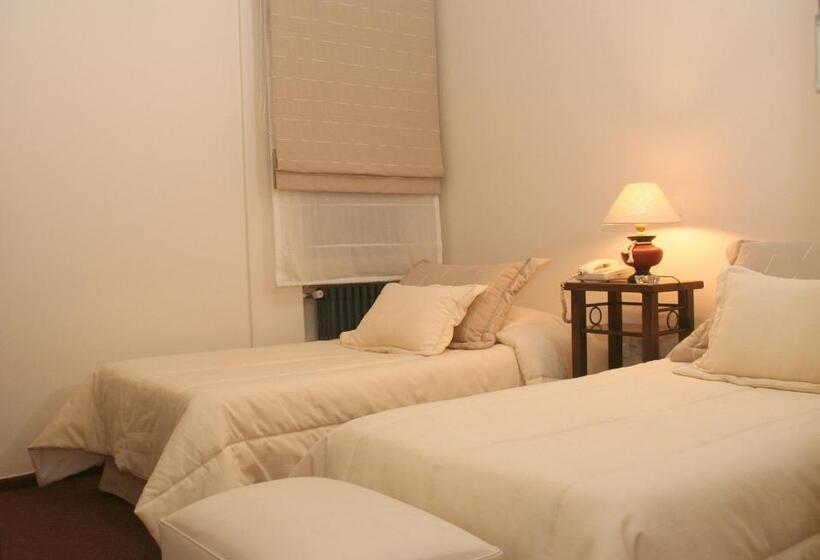 חדר סטנדרט לשלושה, Ariosto