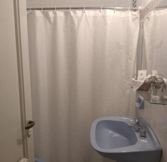 חדר סטנדרט לארבעה, Ariosto