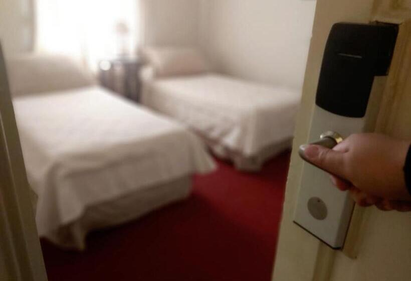 חדר סטנדרט לארבעה, Ariosto