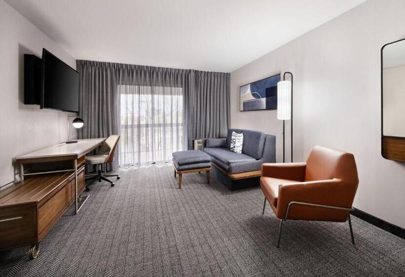 带阳台套房, Courtyard Mobile