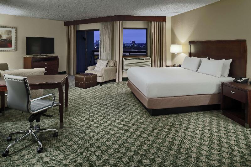 Полулюкс с Балконом, Doubletree By Hilton San Antonio Downtown