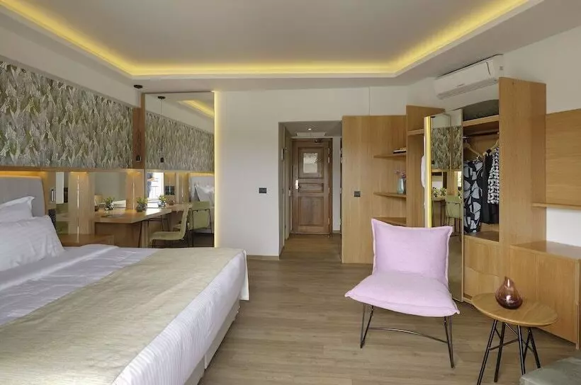 سوییت جونیور با چشم‌انداز دریا, Dolce By Wyndham Athens Attica Riviera