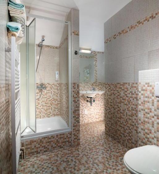 标准三人间, Start