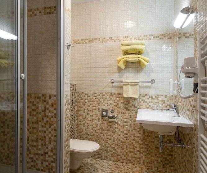 标准三人间, Start