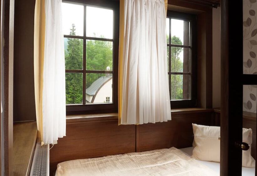 标准三人间, Start