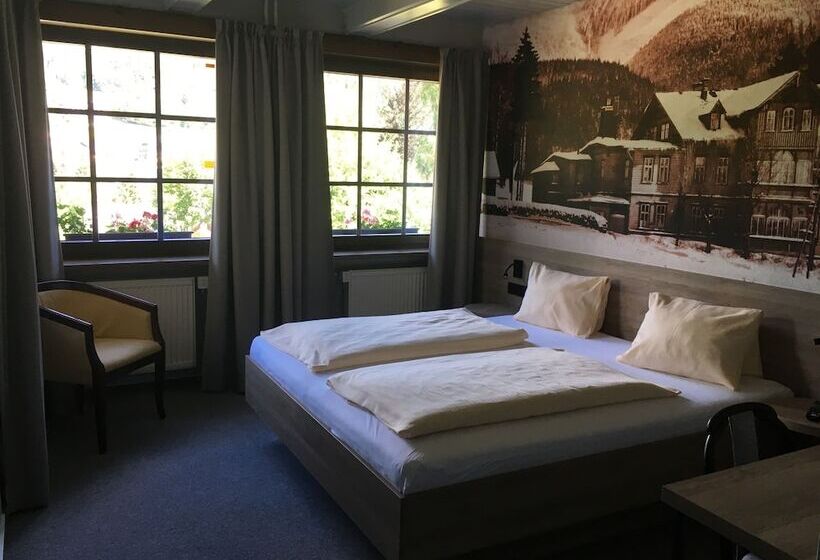 标准三人间, Start