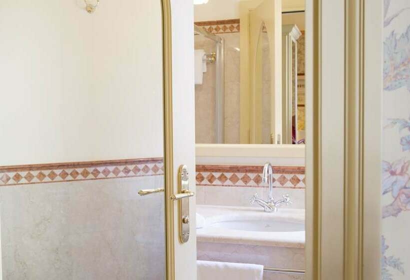 اتاق سوپریور سه تخته, Milano Regency