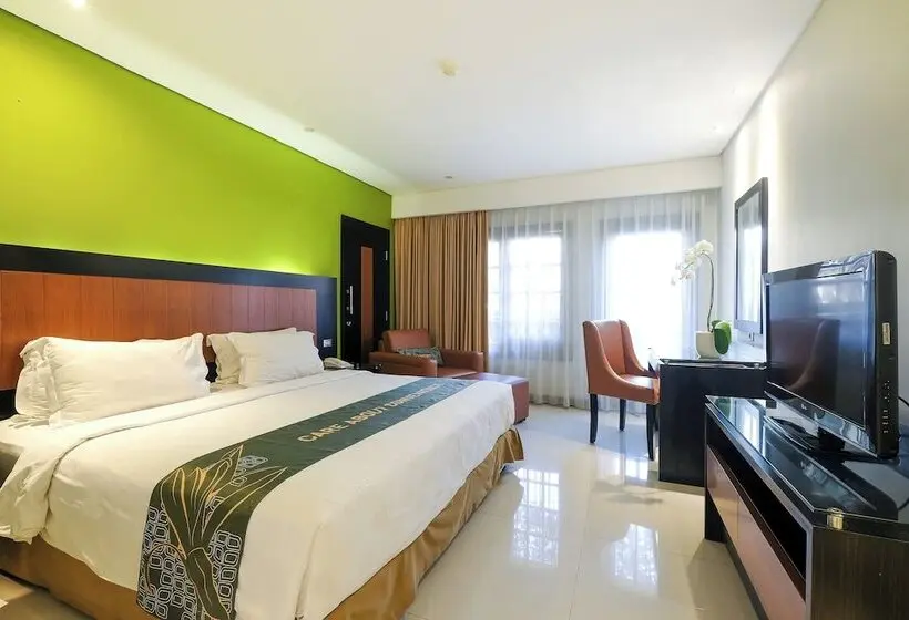 اتاق لوکس با تخت بزرگ, Loman Park Hotel Yogyakarta