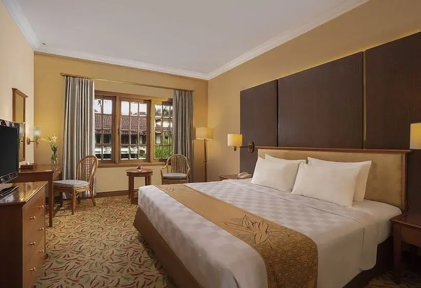 اتاق اجرایی با تخت بزرگ, Loman Park Hotel Yogyakarta