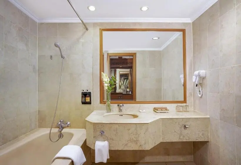 اتاق استاندارد با چشمانداز استخر, Loman Park Hotel Yogyakarta