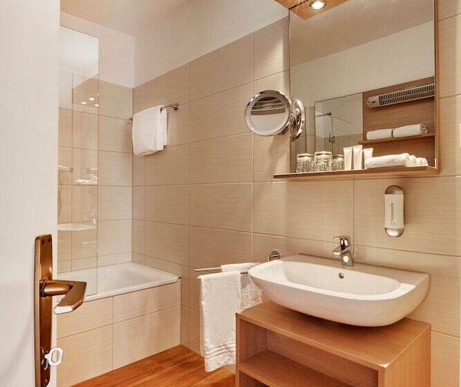 غرفة سوبيريور ذات إطلالة, H4 Hotel Arcadia Locarno