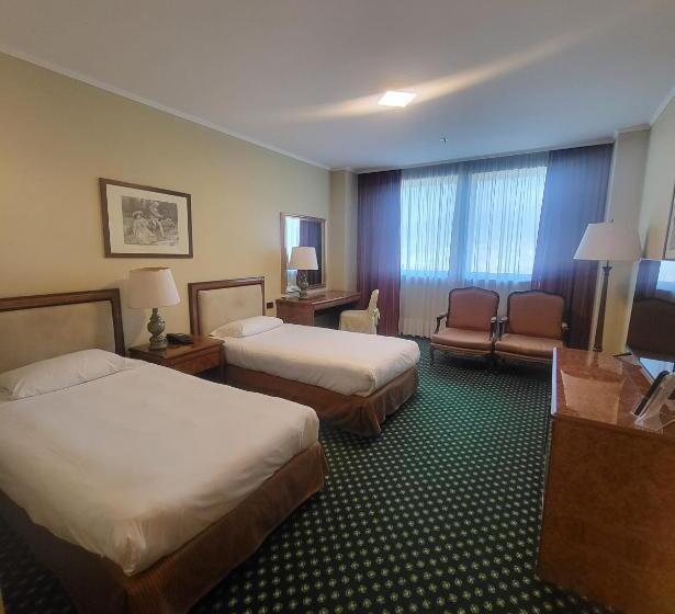 Superior Kolmen Hengen Huone, Tower Genova Airport Hotel & Conference Center