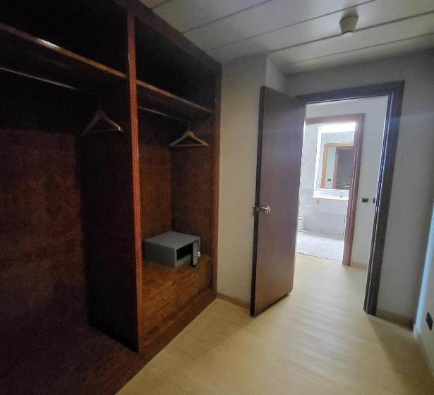 Deluxe Kolmen Hengen Huone, Tower Genova Airport Hotel & Conference Center