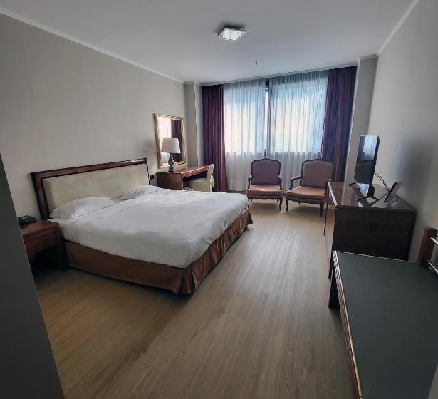 Deluxe Kolmen Hengen Huone, Tower Genova Airport Hotel & Conference Center