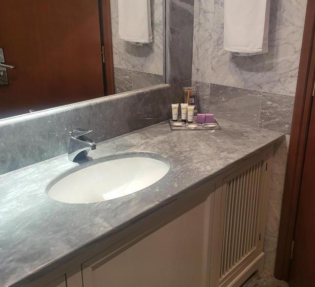 Perhejuniorsviitti, Tower Genova Airport Hotel & Conference Center