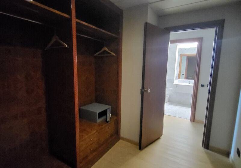 Superior Kolmen Hengen Huone, Tower Genova Airport Hotel & Conference Center