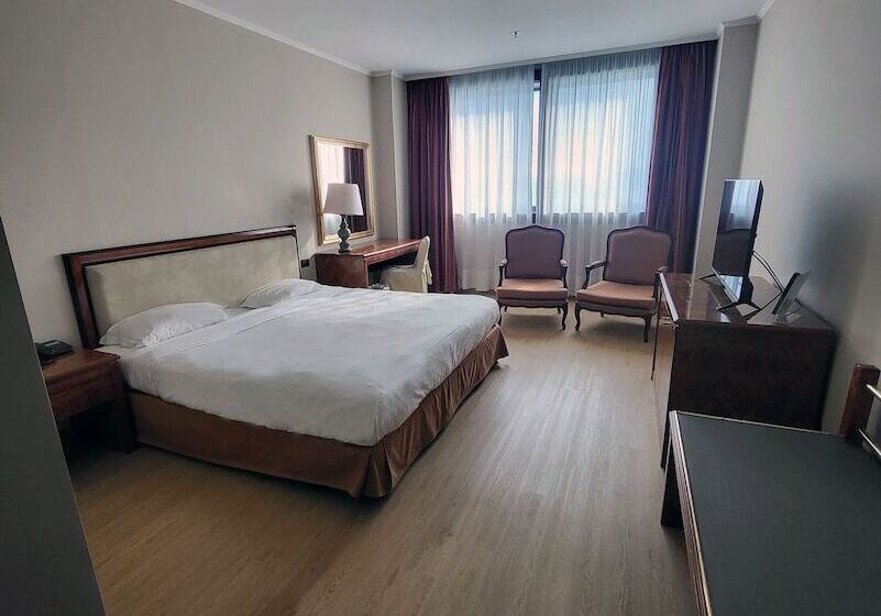 Superior Kolmen Hengen Huone, Tower Genova Airport Hotel & Conference Center