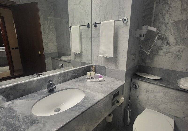 Deluxe Kolmen Hengen Huone, Tower Genova Airport Hotel & Conference Center