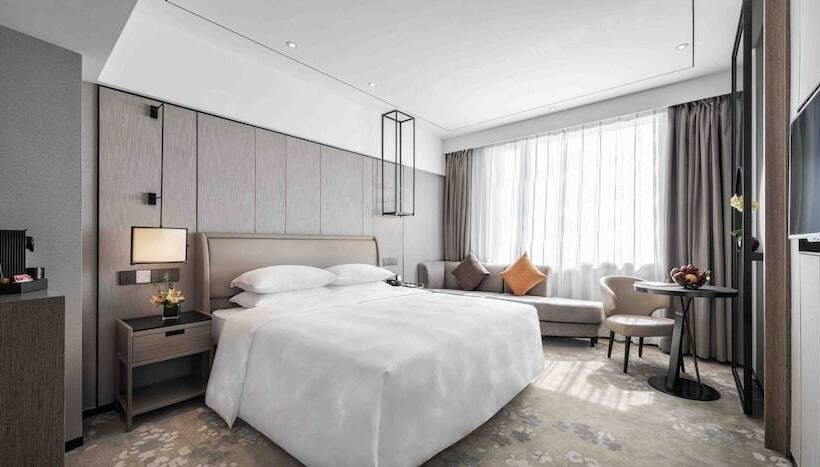 Номер Стандарт Вид на Реку, Landmark Canton