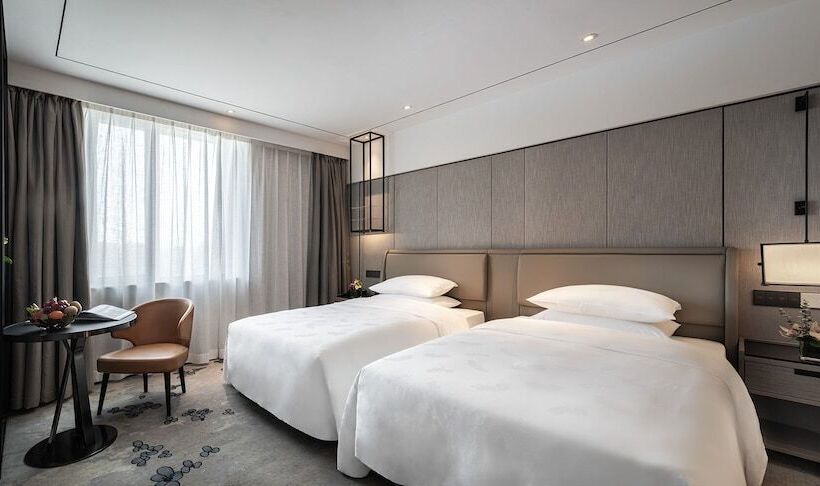 Номер Стандарт Вид на Реку, Landmark Canton