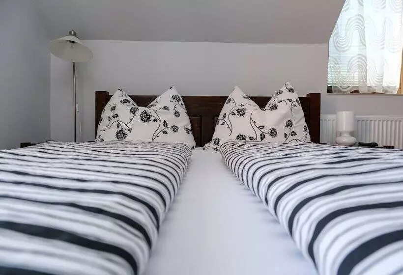 Standard Kolmen Hengen Huone, Margaréta Panzió