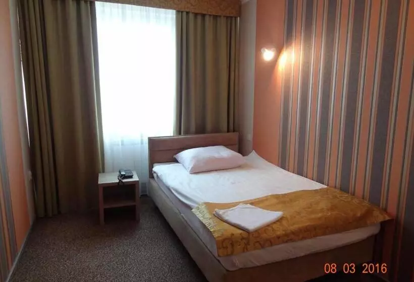 Standard Yhden Hengen Huone, Restauracja Cukropol