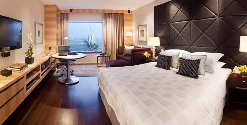 クラブルーム, Taj Lands End
