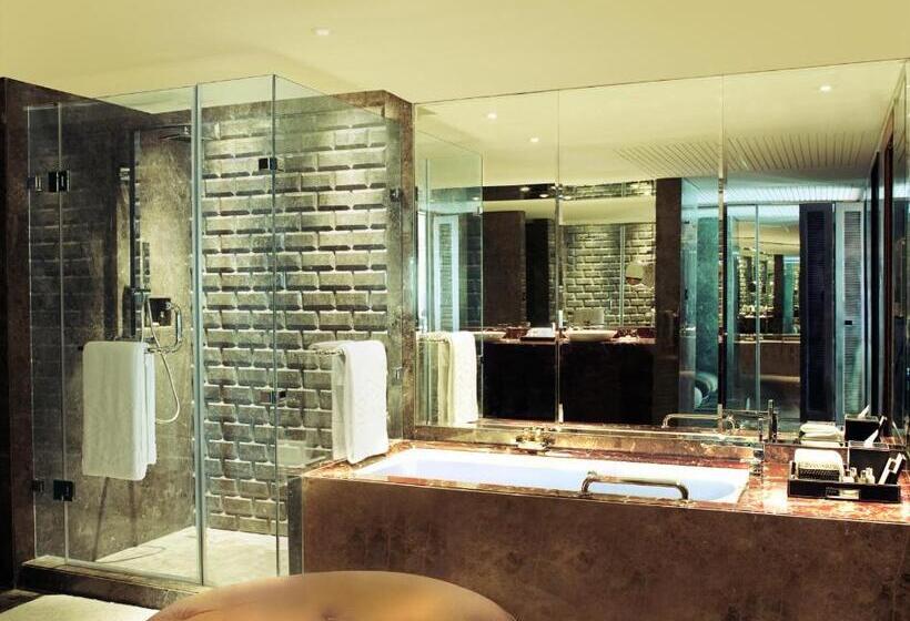سوییت لوکس, Taj Lands End