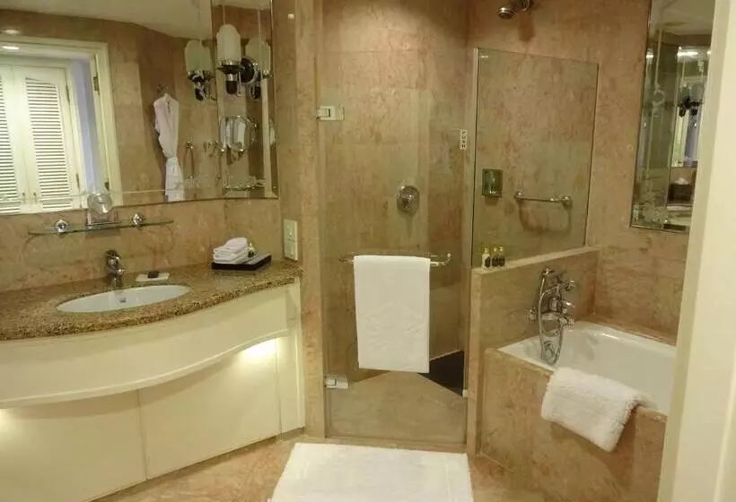 キングサイズベッドのスタンダードルーム, Taj Lands End