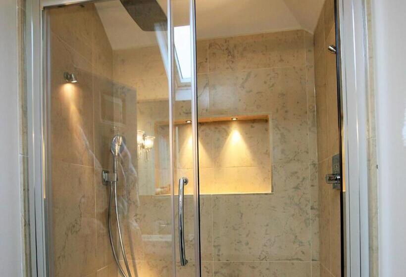 غرفة قياسية, The White Horse Inn