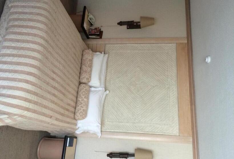 استودیوی استاندارد, Windhoek Country Club Resort