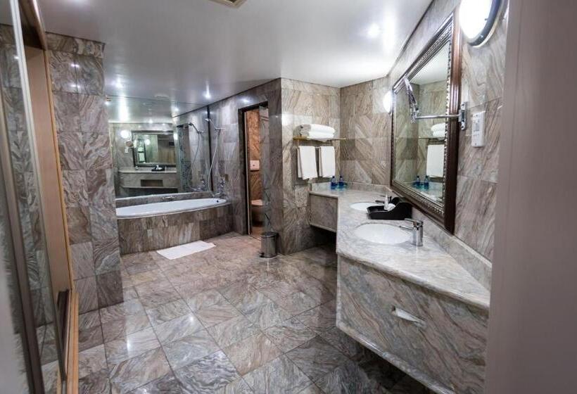 سوییت لوکس, Windhoek Country Club Resort