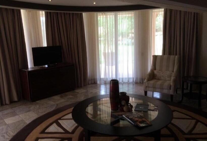 سوییت لوکس, Windhoek Country Club Resort