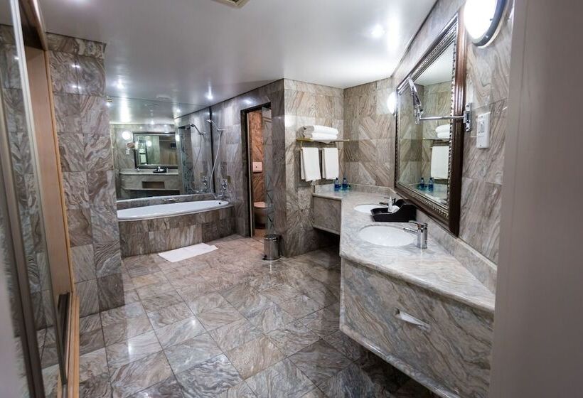 سوییت لوکس, Windhoek Country Club Resort