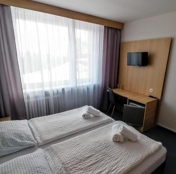 Четырехместный Номер Стандарт, Horský Hotel Jelenovská S Bazénem V Ceně