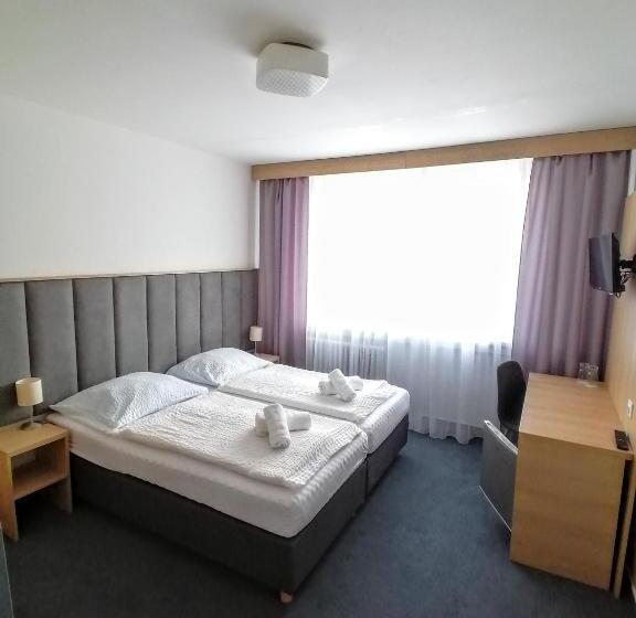 חדר סטנדרט לארבעה, Horský Hotel Jelenovská S Bazénem V Ceně