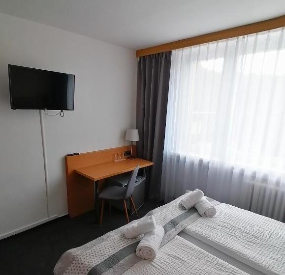 חדר סטנדרט לארבעה, Horský Hotel Jelenovská S Bazénem V Ceně