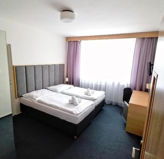 חדר סטנדרט לארבעה, Horský Hotel Jelenovská S Bazénem V Ceně